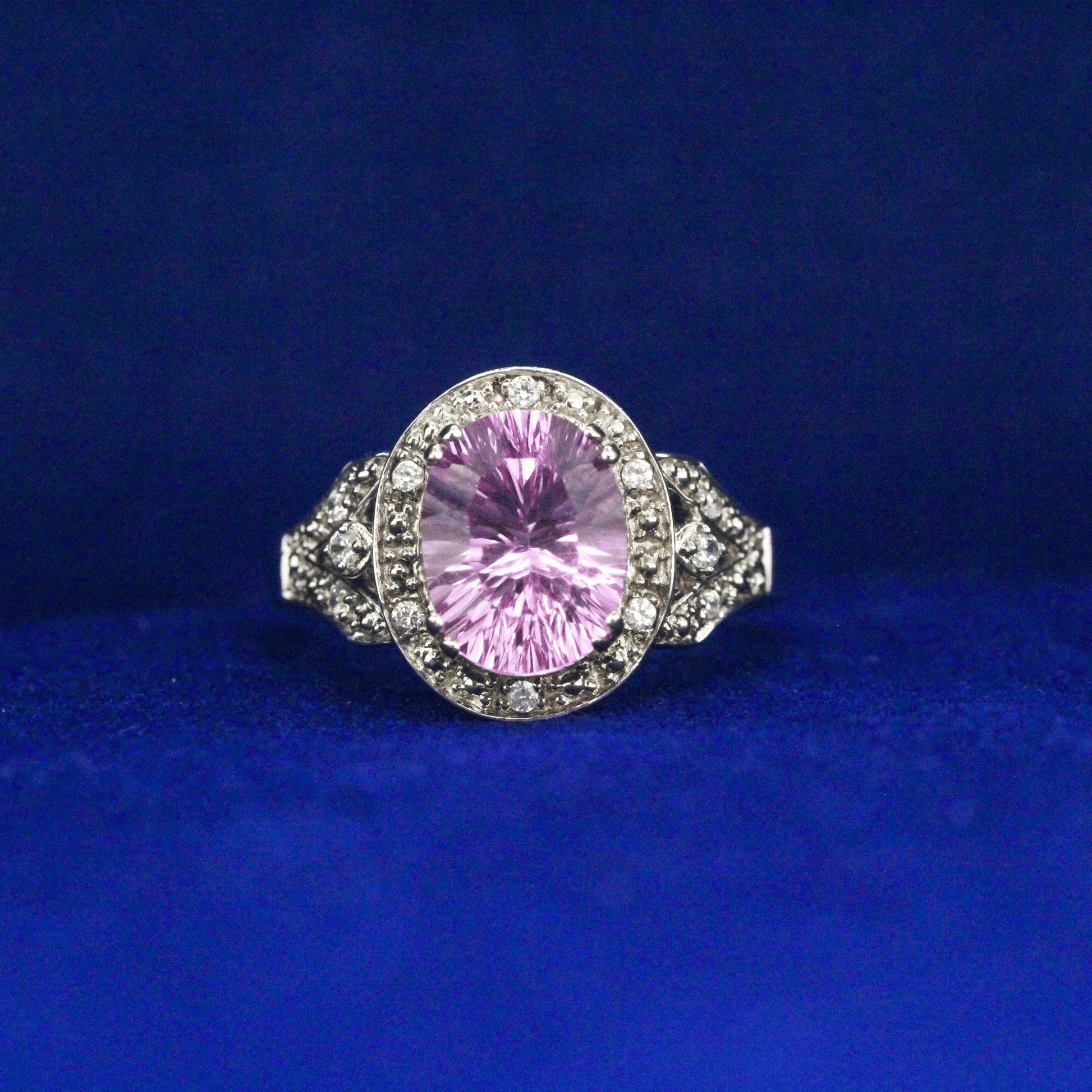 Front view of 1980s Vintage Ring with Moissanite diamonds – Fine jewelry