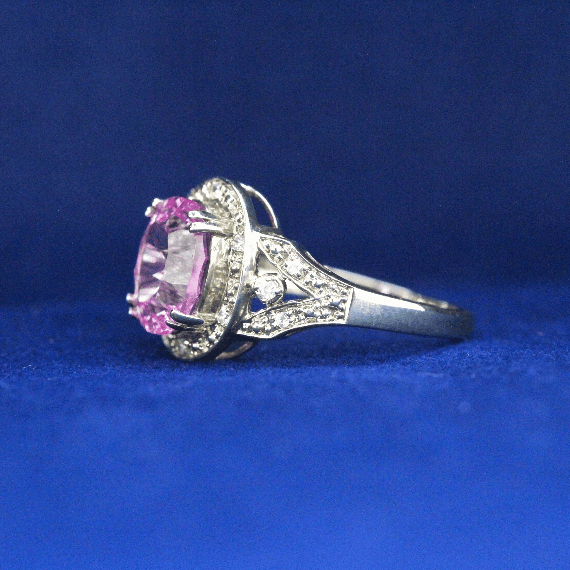 Left side view of 1980s Vintage Ring with Moissanite diamonds – Fine jewelry