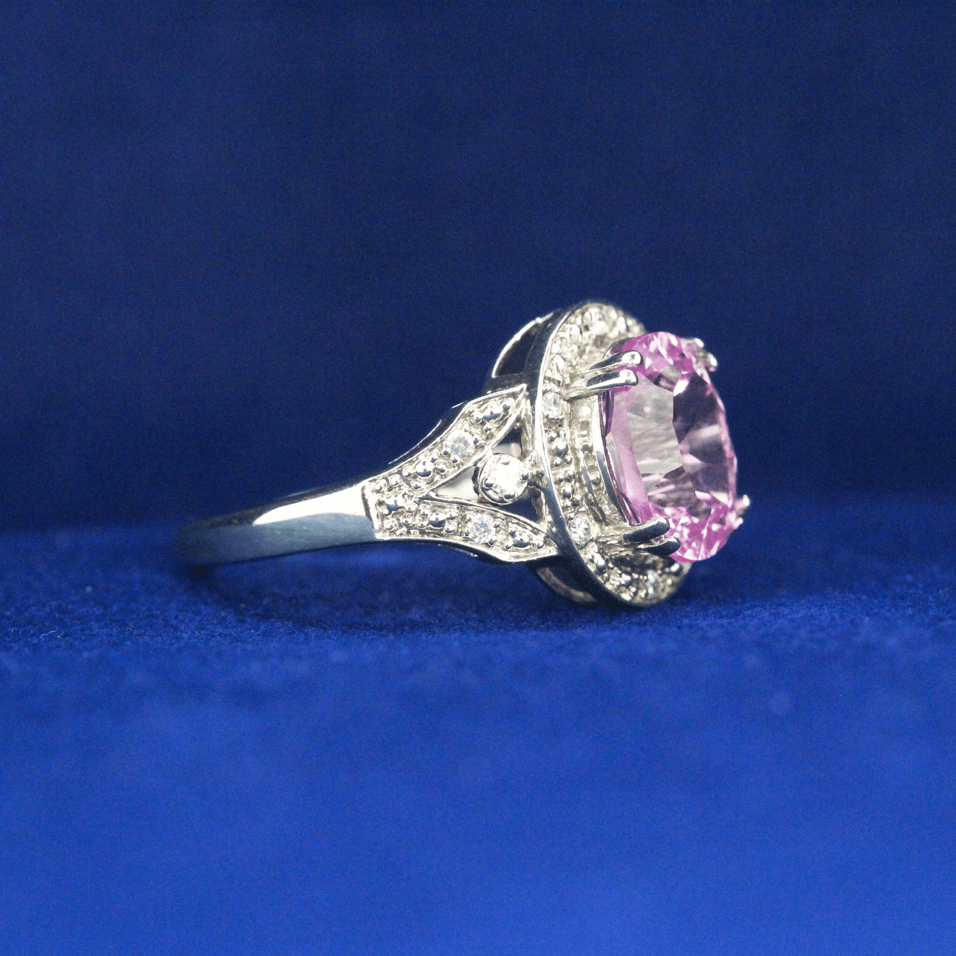 Right side view of 1980s Vintage Ring with Moissanite diamonds – Fine jewelry