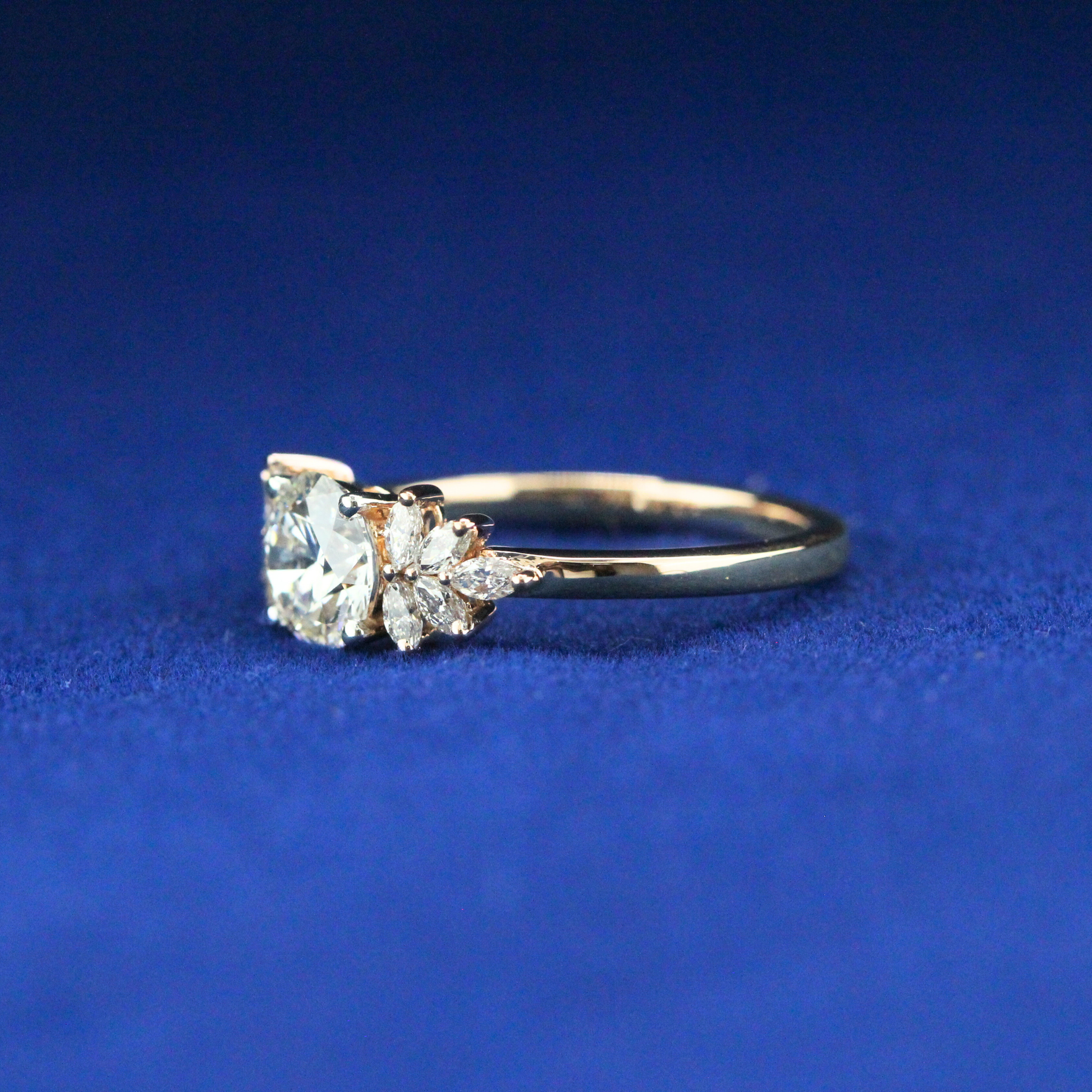 Right angle view of the round cluster ring showcasing its sparkling moissanite diamonds in a bold 925 silver setting.
