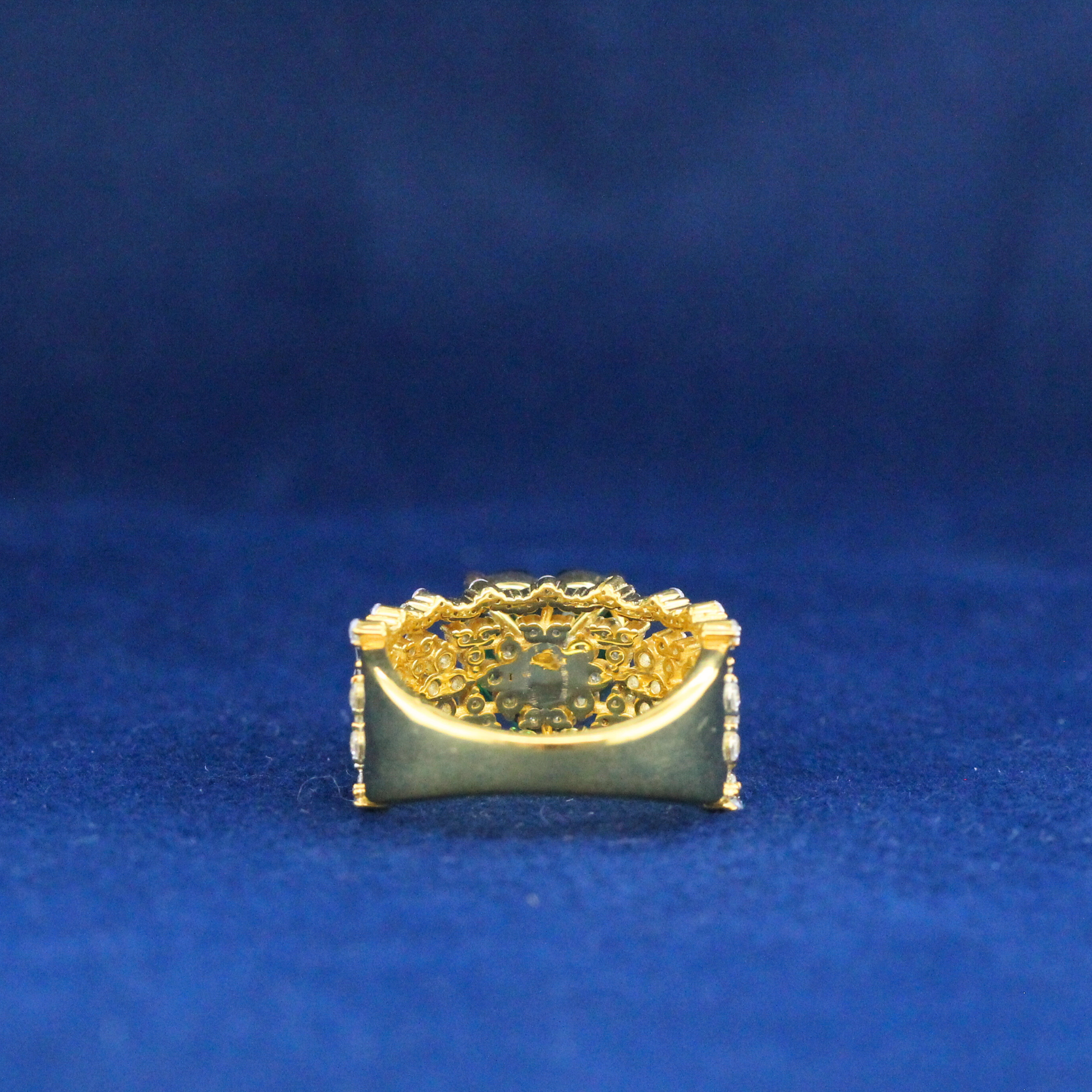 Back side of heart-shaped Zarkan ring in 925 silver with elegant moissanite diamonds, fine jewelry craftsmanship.