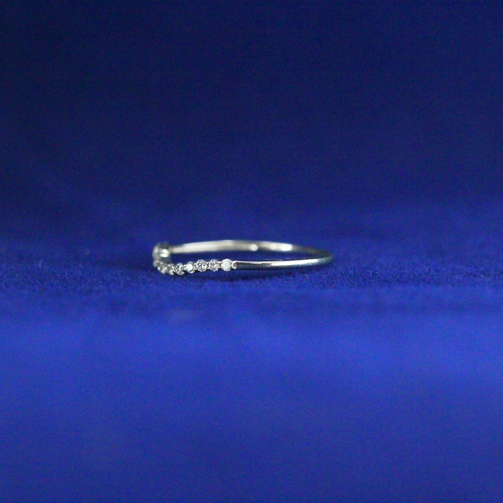 Left side view of Curve Sterling Ring in 925 silver with Moissanite diamond – Fine jewelry