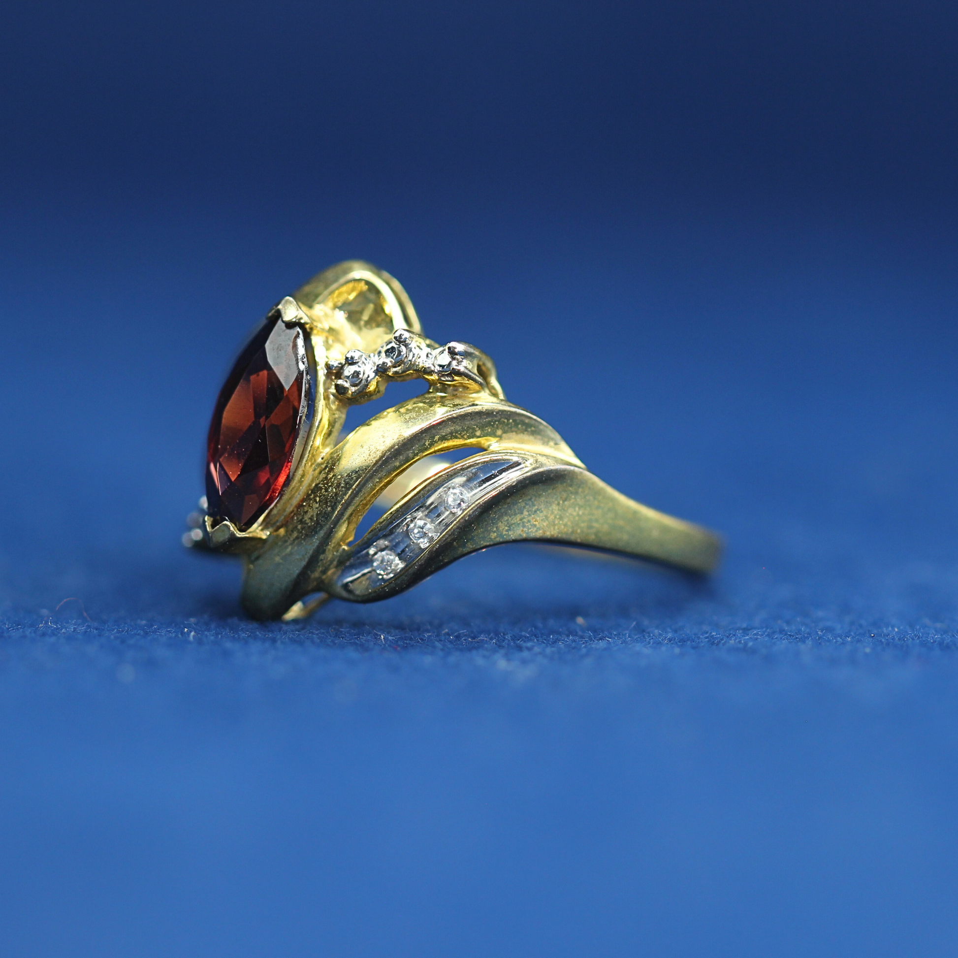 Left side view of preowned Garnet Ring in gold – Fine jewelry