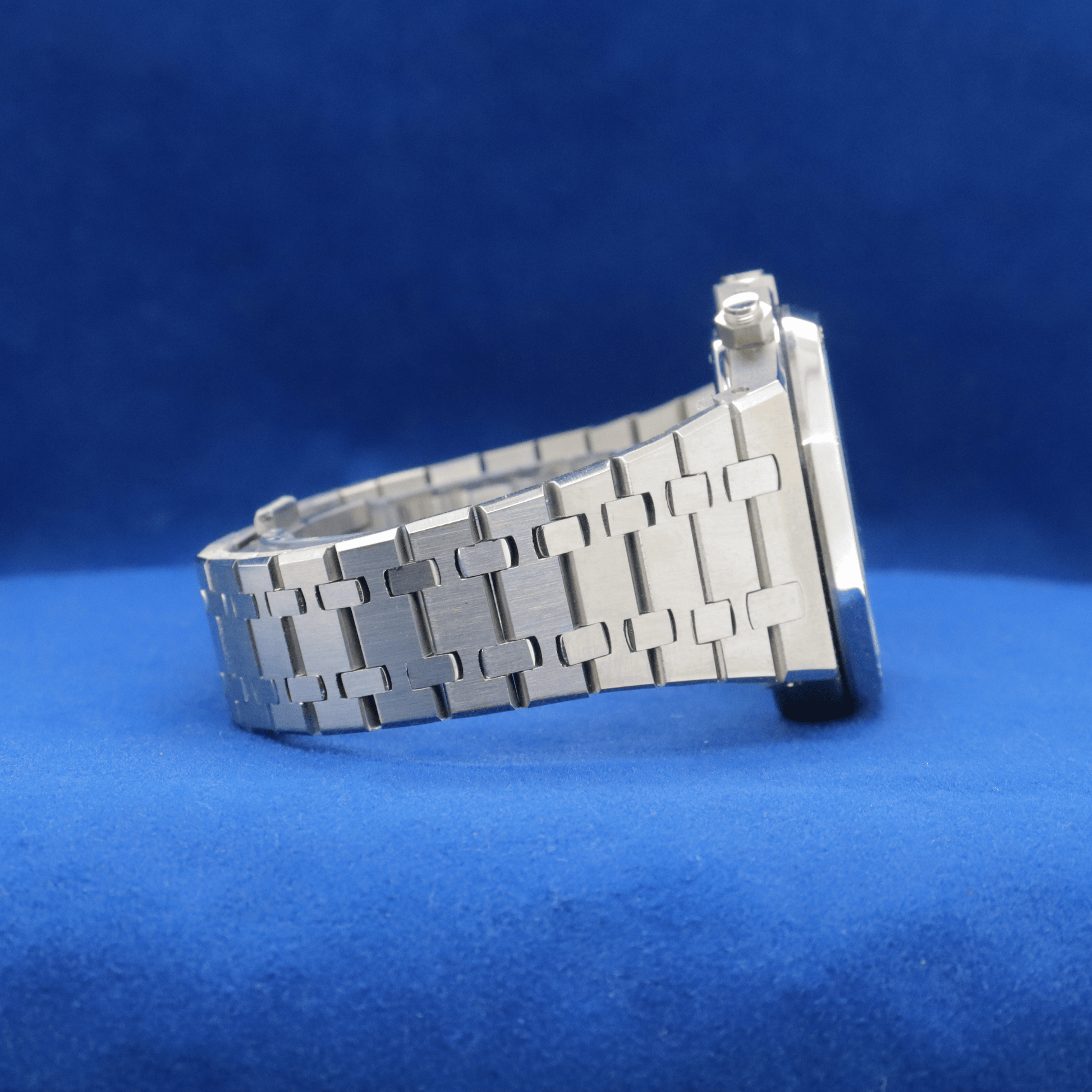 silver-steel-blue-chronograph-plain-stainless-steel-watch-right.jpg