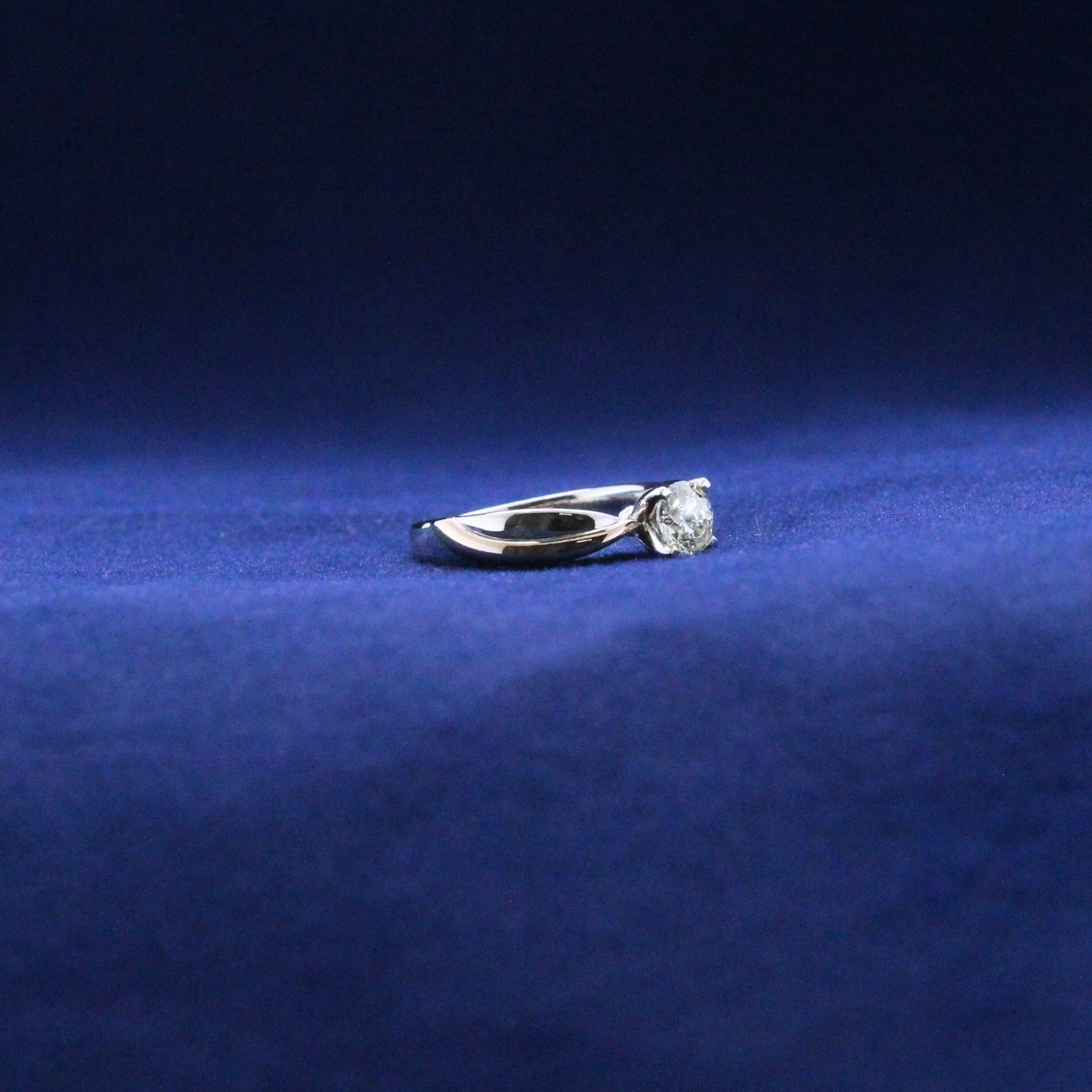 Right side view of Twisted Solitaire Ring in 925 silver with Moissanite diamond – Fine jewelry