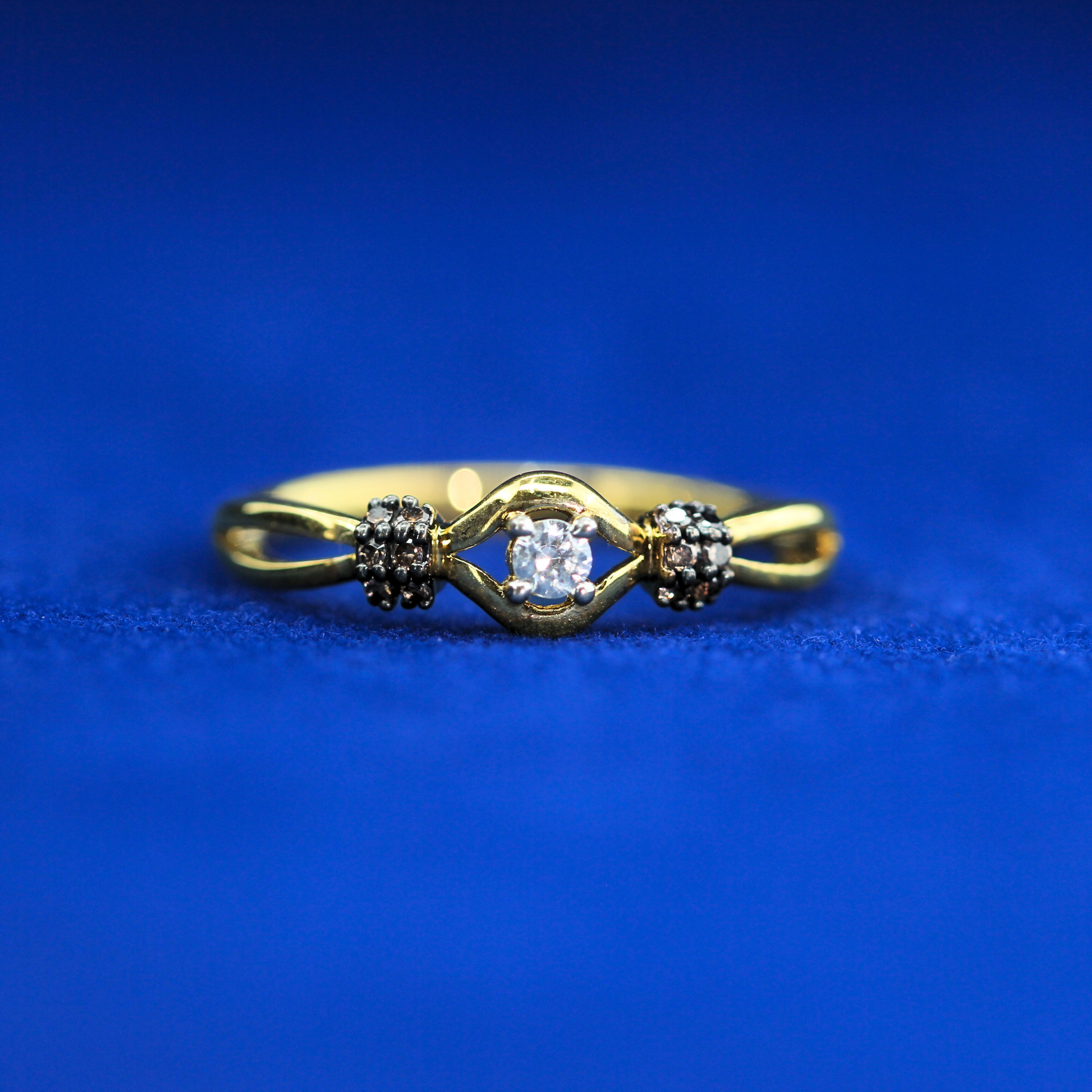 Front view of Women's Vintage Ring – Fine jewelry
vv
