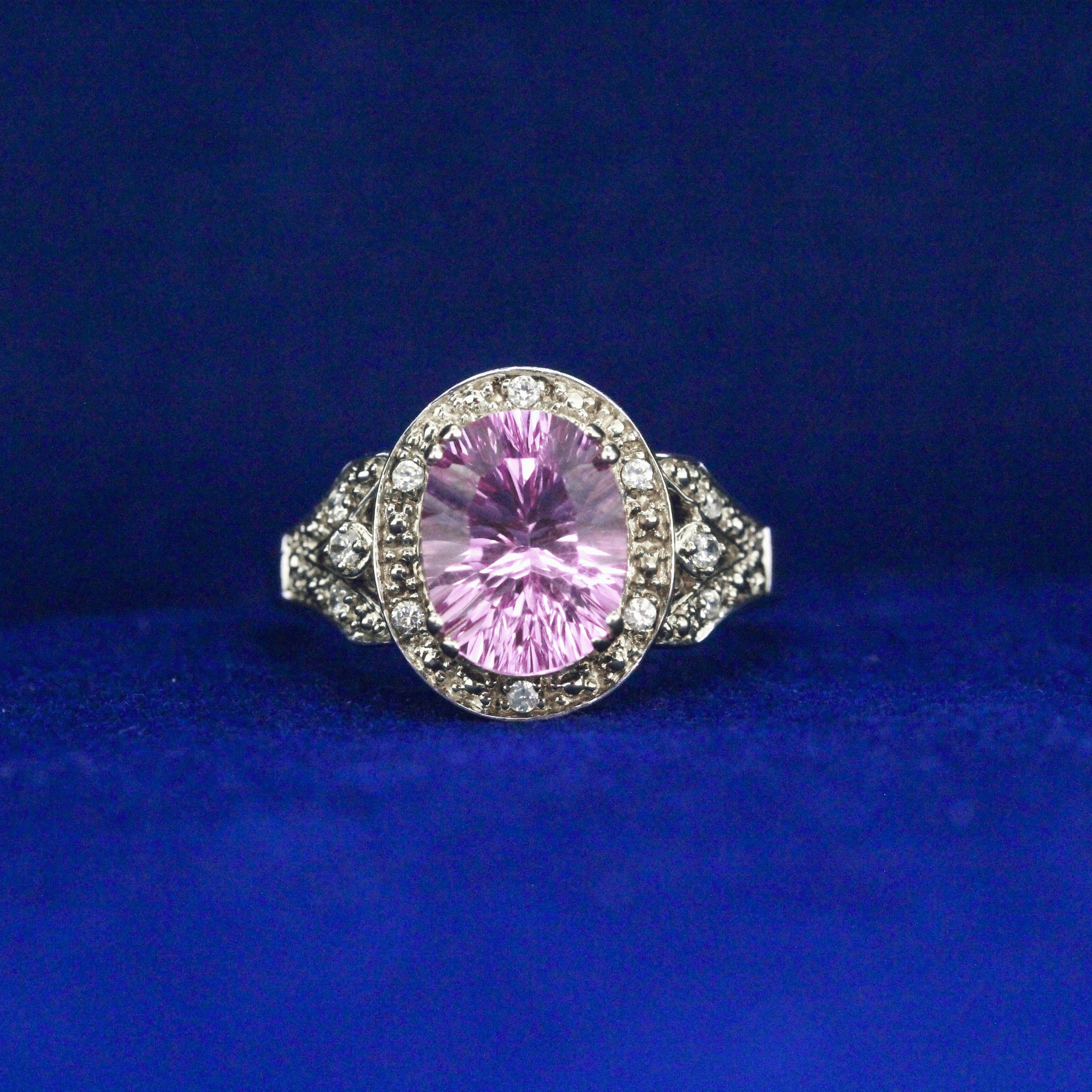 Front view of 1980s Vintage Ring with Moissanite diamonds – Fine jewelry

