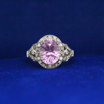 Front view of 1980s Vintage Ring with Moissanite diamonds – Fine jewelry

