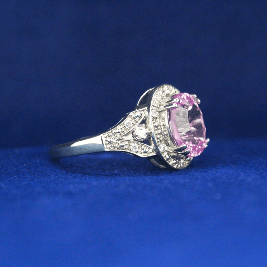 Right side view of 1980s Vintage Ring with Moissanite diamonds – Fine jewelry

