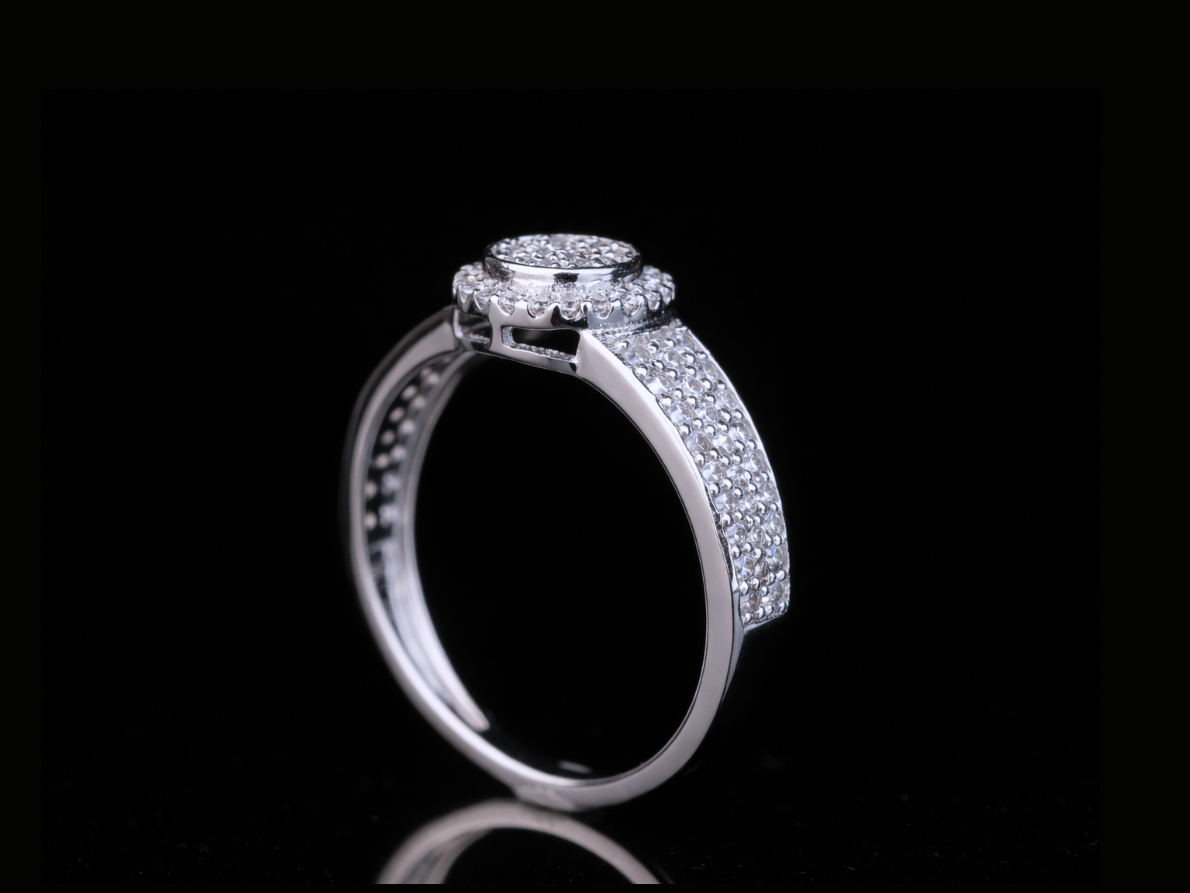 Round Halo Pavé Diamond Ring | Luxury Cluster Ring in 18KT, 14KT, 10KT Gold & Silver