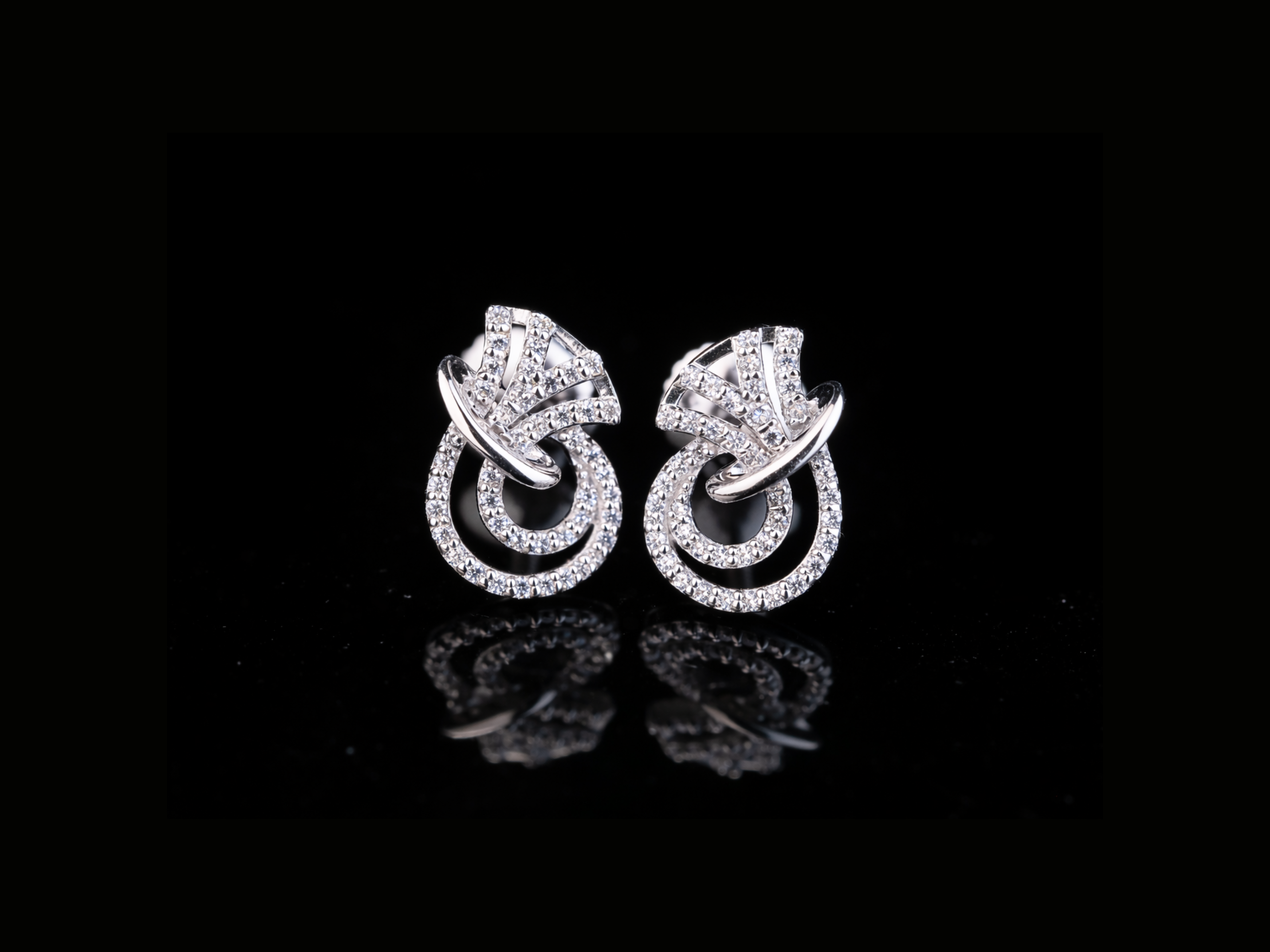 Interlocking Circle Diamond Stud Earrings | 18K, 14K, 10K Gold & Silver