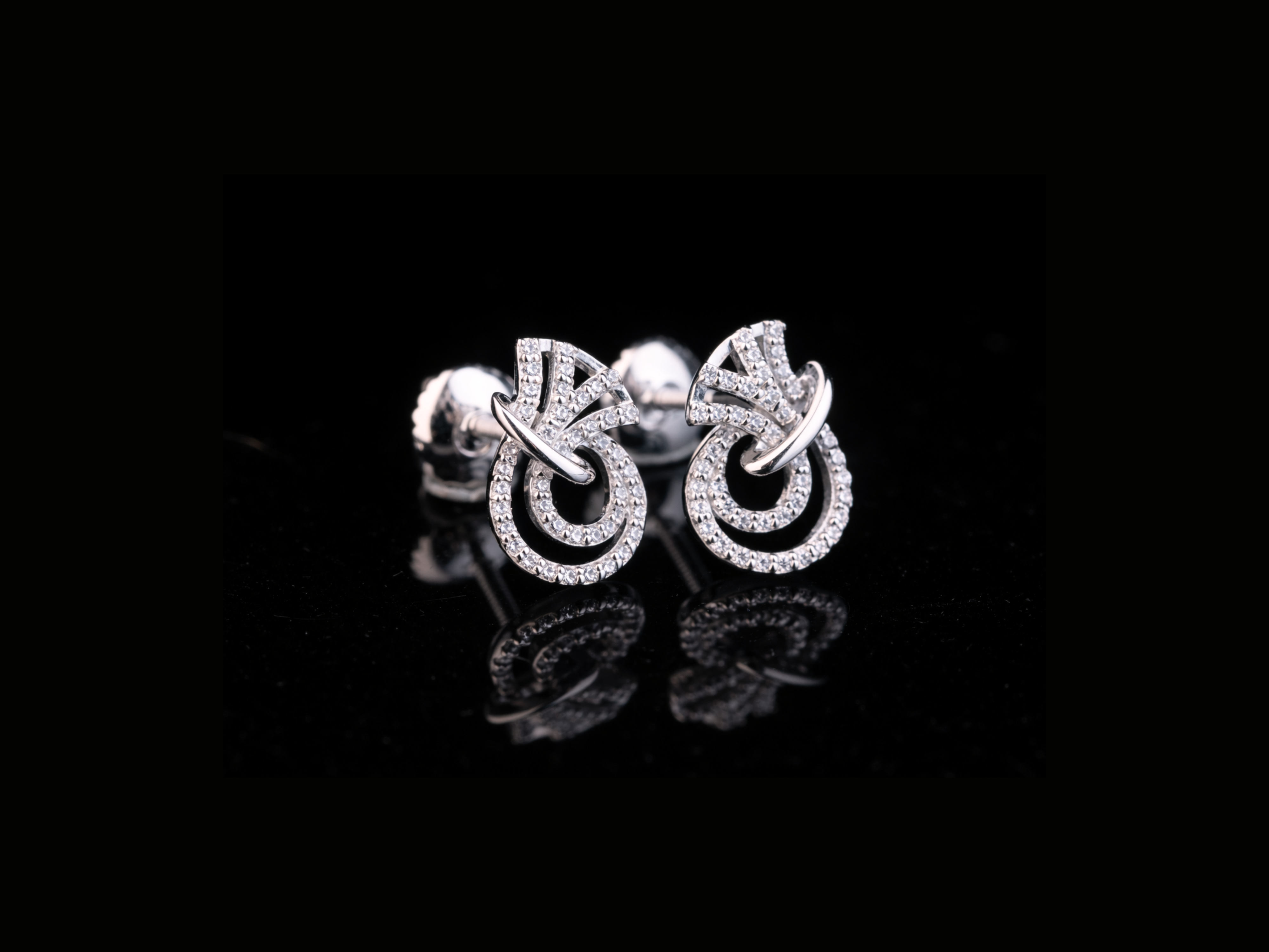 Interlocking Circle Diamond Stud Earrings | 18K, 14K, 10K Gold & Silver
