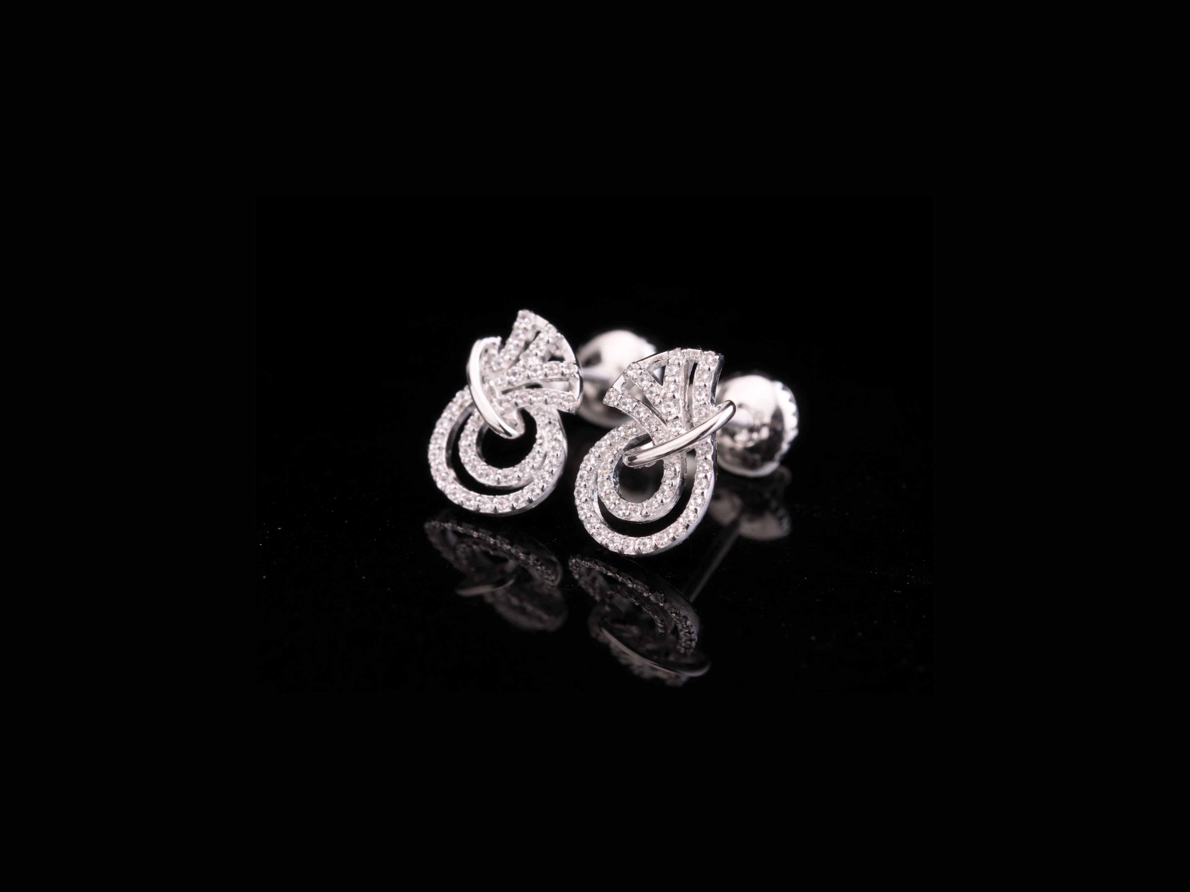 Interlocking Circle Diamond Stud Earrings | 18K, 14K, 10K Gold & Silver
