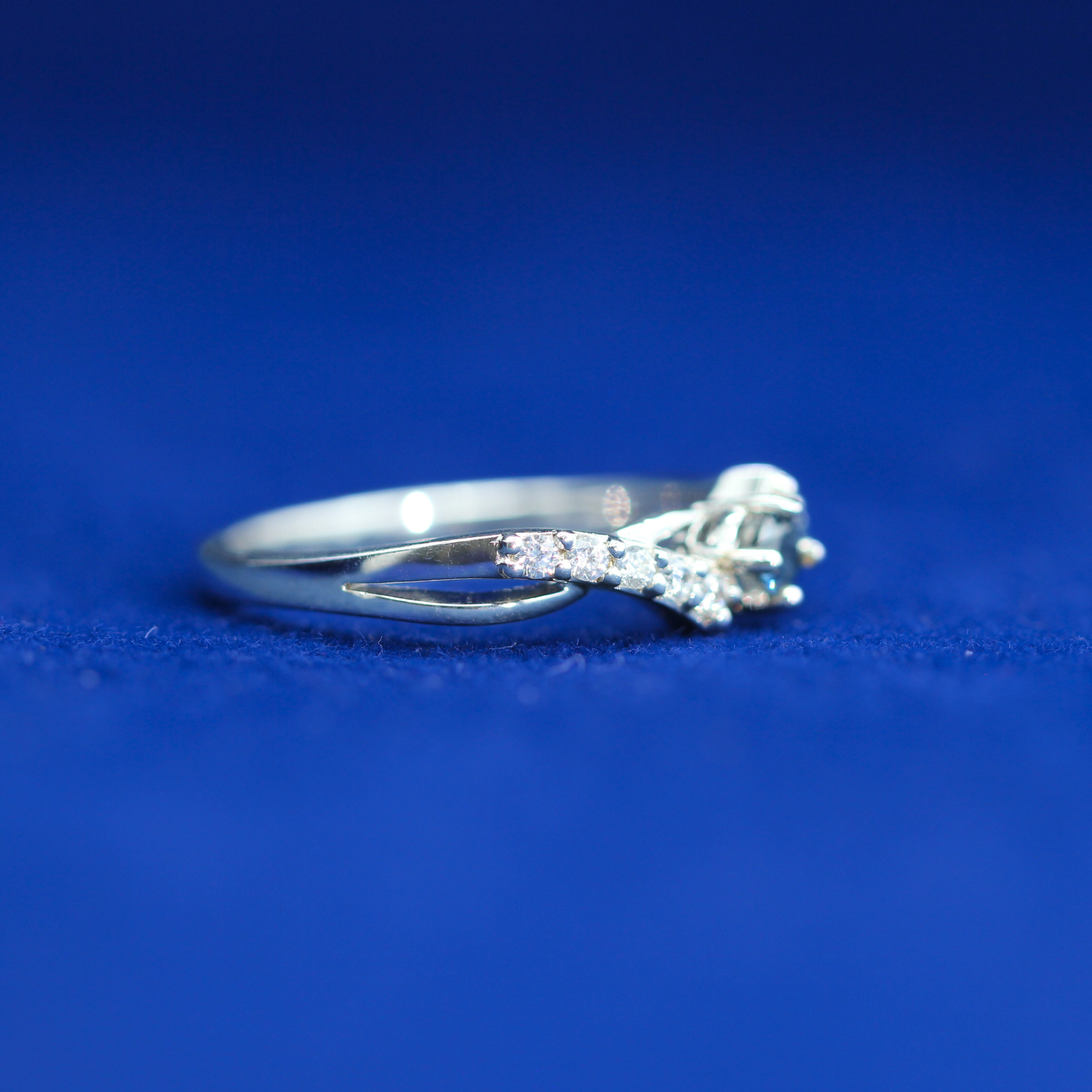 Right side view of Blue Diamond Ring – Fine jewelry


