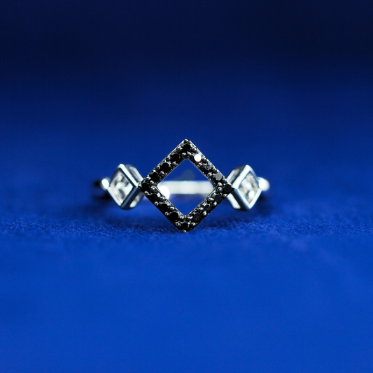 Front view of Contrast Diamond Ring – Fine jewelry

