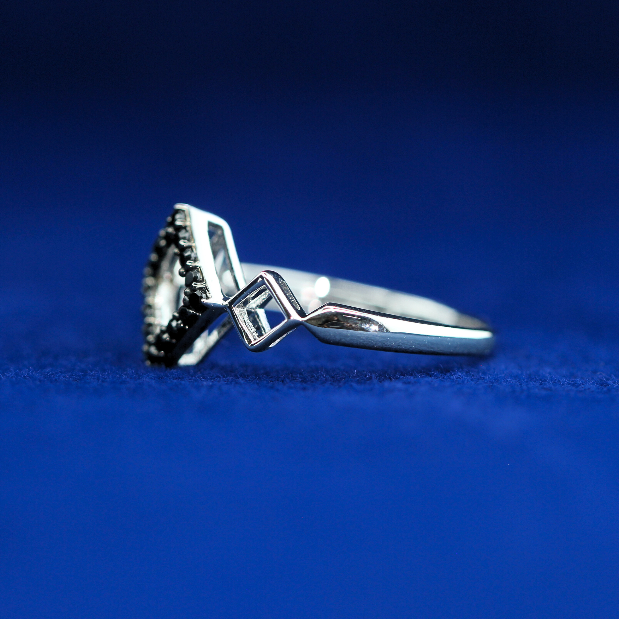 Left side view of Contrast Diamond Ring – Fine jewelry

