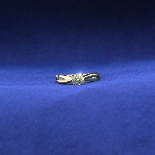 Front view of Twisted Solitaire Ring in 925 silver with Moissanite diamond – Fine jewelry

