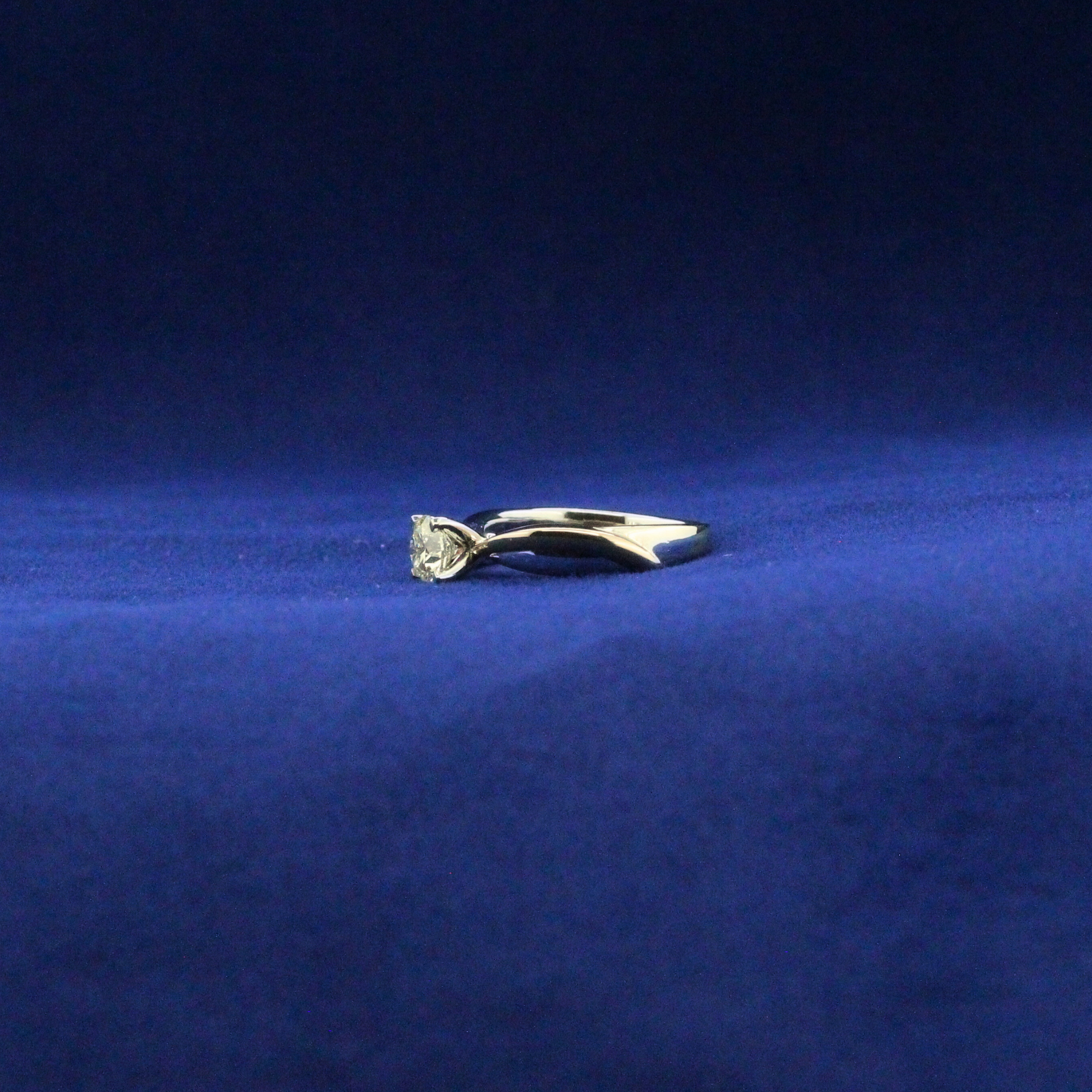 Left side view of Twisted Solitaire Ring in 925 silver with Moissanite diamond – Fine jewelry

