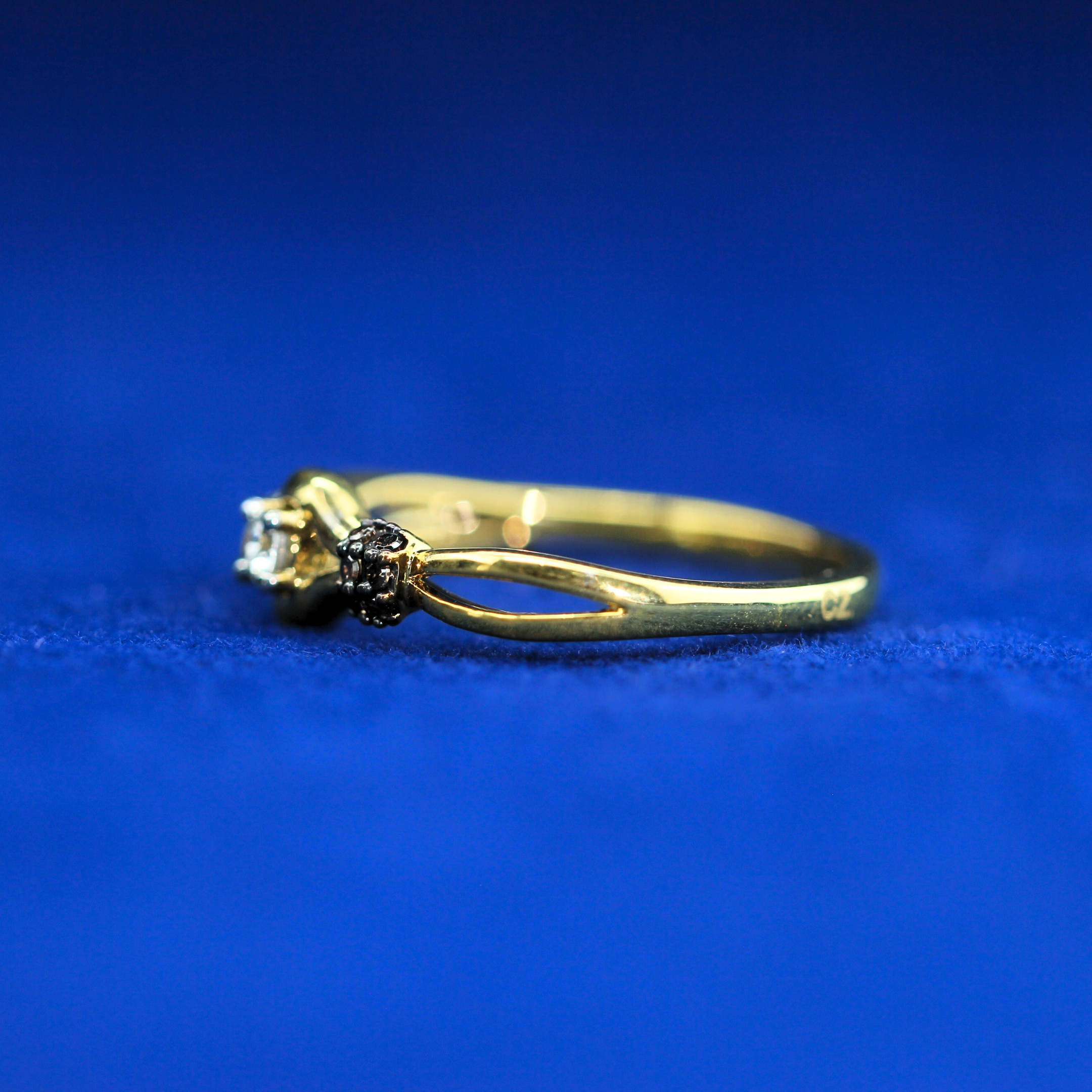 Left side view of Women's Vintage Ring – Fine jewelry


